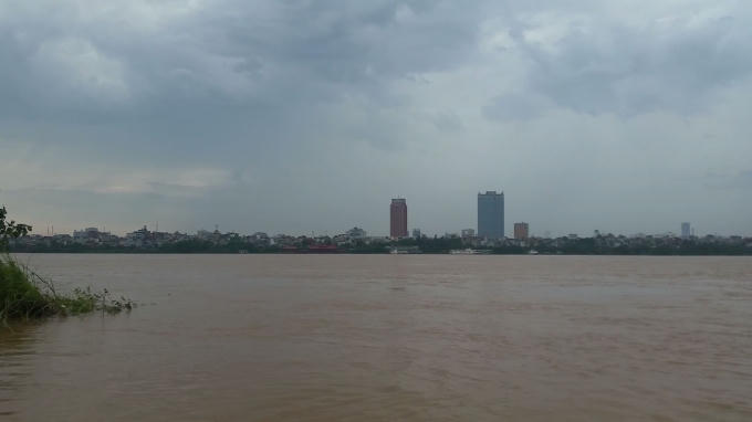 Nơi xảy chìm tàu chở cát cạnh cầu Chương Dương. Ảnh: Huy Trung