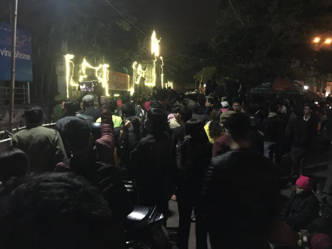 Đoàn người nêm chặt trước cửa đền bắt đầu nhốn nháo trước giờ khai ấn.