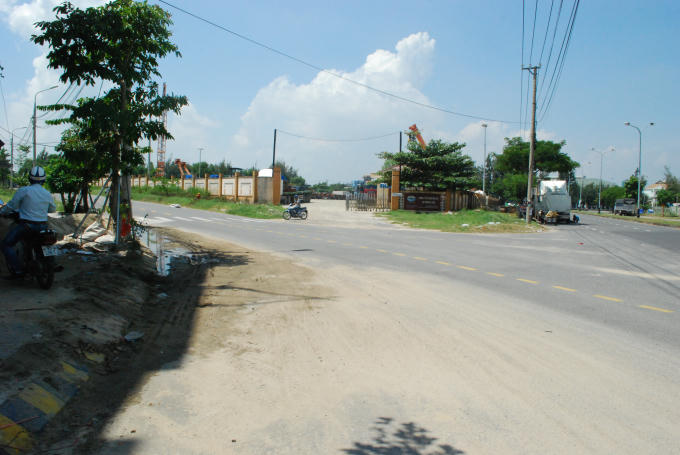 Đường vào khu vực này đa phần xe tải, xe container, nên việc lấn làn vô cùng nguy hiểm cho người đi các phương tiện khác đi qua khu vực này.