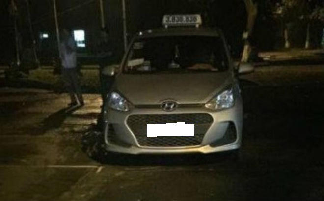 Chiếc xe taxi chở Thọ "sứt" khi bị bắt giữ.