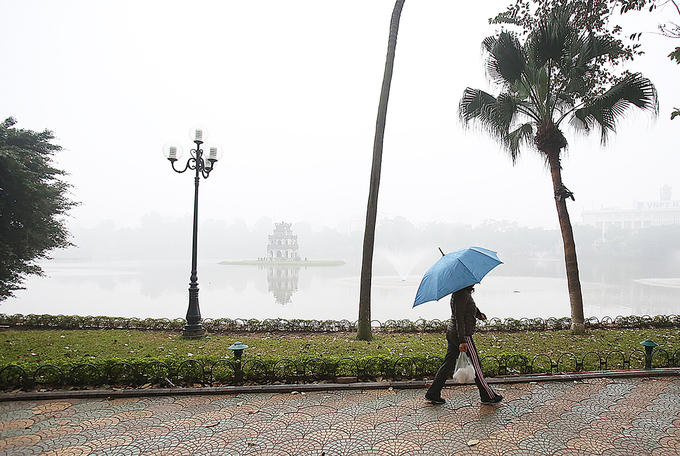 Sương mù dày đặc kèm theo cái lạnh của mùa đông nên người dân tập thể dục quanh hồ Hoàn Kiếm ít hơn ngày thường.