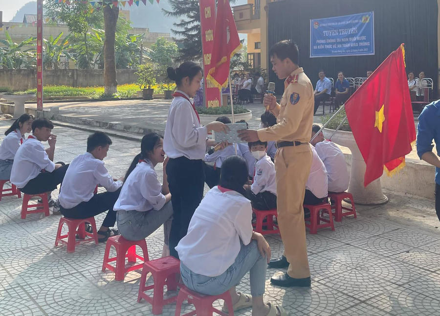 Lực lượng Công an tuyên truyền, phổ biến pháp luật về phòng chống tai nạn đuối nước và an toàn giao thông. (Ảnh: Cổng thông tin điện tử Công an tỉnh Thanh Hóa)