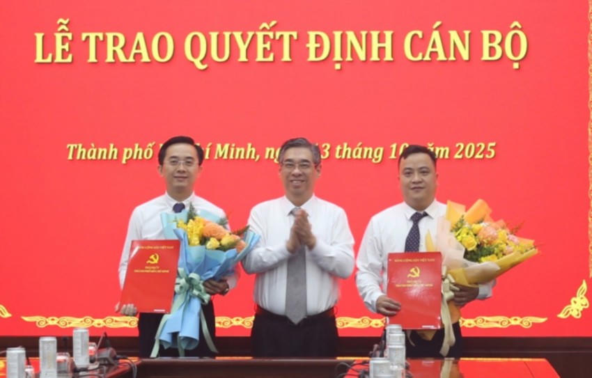 Phó Bí thư Thành ủy, Chủ tịch Ủy ban MTTQ Việt Nam TP.HCM Nguyễn Phước Lộc ,trao quyết định cho ông Đinh Xuân Hải (ngoài cùng bên phải) và ông Trần Thế Thông (ngoài cùng bên trái).