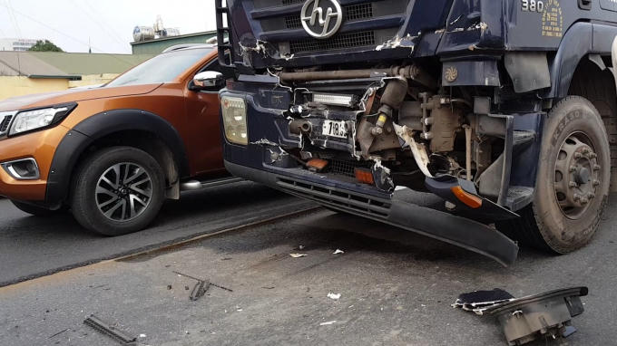 H&agrave; Nội: Hai xe đầu k&eacute;o va nhau, v&agrave;nh đai 3 &ugrave;n tắc nghi&ecirc;m trọng