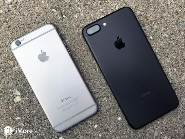 Tháng 9/2016, Apple cho ra mắt iPhone 7; và lại một lần nữa đón nhận nhiều ý kiến trái chiều. Đầu tiên đó là việc nó không sở hữu nhiều điểm mới về thiết kế so với những chiếc iPhone đã ra mắt từ năm 2014. Thứ hai, iPhone 7 loại bỏ đi jack cắm tai nghe 3,5mm quen thuộc khiến cho nhiều mẫu tai nghe trên thị trường trở nên "vô dụng" nếu không gắn kèm cáp chuyển đổi. Tuy nhiên, iPhone 7 vẫn có nhiều điểm nhấn như camera kép độc đáo, hay màu đen huyền "Jet Black" độc đáo.