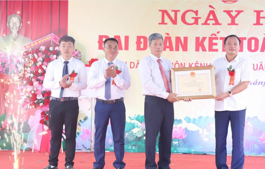 Chủ tịch HĐND tỉnh Hưng Yên Trần Quốc Văn trao Bằng khen tặng khu dân cư thôn Kênh Bối, xã Xuân Trúc.