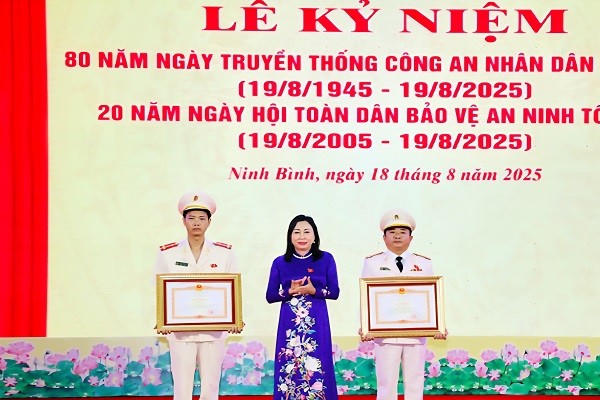 Bà Đinh Thị Lụa, Phó Bí thư Thường trực Tỉnh ủy trao Bằng khen của Thủ tướng Chính phủ cho 2 cá nhân có thành tích xuất sắc thuộc Phòng An ninh điều tra (Công an tỉnh).