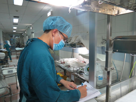 Hai cháu bé khác ra đời sau ca mổ sinh cũng vào lúc 0 giờ