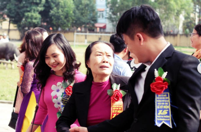 Thầy trò nghẹn ngào ngày gặp lại.