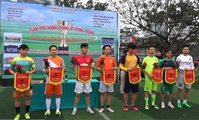 Các đội bóng tham dự giải bóng đá ủng hộ các nghệ sĩ nghèo, neo đơn.