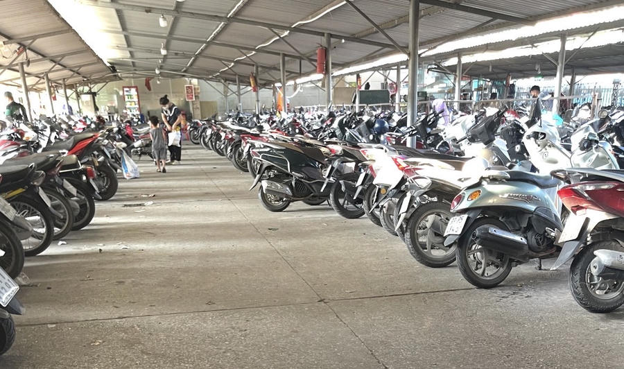 Một góc bên trong điểm trông giữ xe số 2 ở bến xe Mỹ Đình (phường Từ Liêm, Hà Nội)