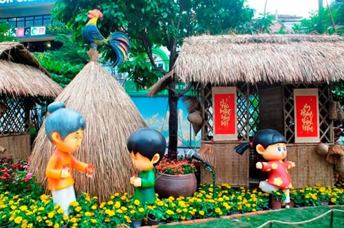 Nhiều tiểu cảnh như “Vườn Lan treo” với bộ sưu tập những loại hoa lan hiếm, mới cả về hình dạng hoa và màu sắc; “Khu vườn trẻ thơ” đầy hình ảnh những chiếc búp măng, các em bé gà đọc sách, đùa vui, những cánh chong chóng xoay tròn là điểm đến đặc biệt dành cho các em thiếu nhi đến với Đường hoa năm nay.