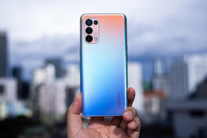 Oppo Reno5 - Mẫu máy này nổi bật với thiết kế mặt lưng bắt mắt, phù hợp với giới trẻ. Oppo Reno5 được trang bị bộ xử lý Snapdragon 720G, dung lượng RAM 8 GB cùng bộ nhớ 128 GB. Viên pin đi kèm theo máy có dung lượng 4.310 mAh, hỗ trợ sạc nhanh 50 W. Màn hình của máy có kích thước 6,43 inch, độ phân giải Full HD+ cùng tấm nền AMOLED cho màu sắc hiển thị rực rỡ, nịnh mắt. Reno5 đang được bán ra với mức giá 8,7 triệu đồng.