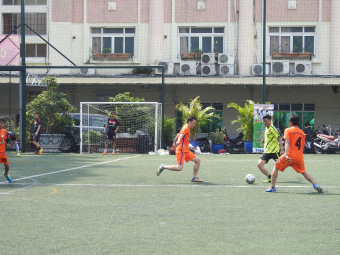 Một pha đi bóng qua 2 hậu vệ đội Liên quân ĐBSCL của cầu thủ Hà Ánh Bình.