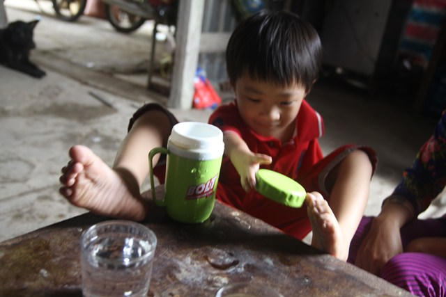 Về nhà Tài ngoài việc học bài thì còn phụ mẹ một số việc lặt vặt trong nhà