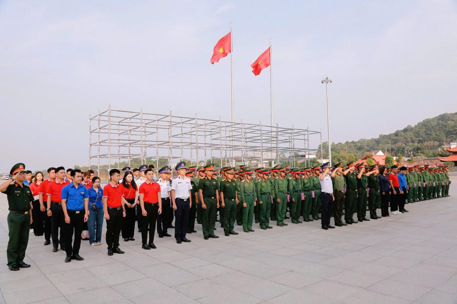 Đoàn thanh niên cơ quan Bộ Tư lệnh Vùng Cảnh sát biển 4 tham gia chương trình “Hành trình đỏ” năm 2025