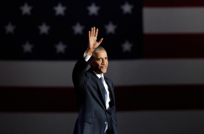 Ông Obama vẫy chào khán giả có mặt hội trường. (Ảnh: Reuters)