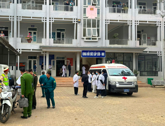 Các nạn nhân trong vụ tai nạn được đưa đi cấp cứu tại Trung tâm Y tế khu vực Trạm Tấu.