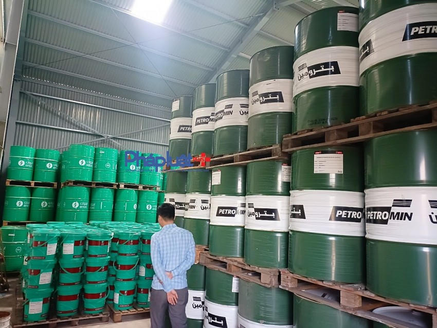 Chưa đảm bảo về PCCC thế nhưng tại kho của Công ty Cổ phần lốp xe chuyên dụng Việt Nam chứa rất nhiều phi dầu loại 50 lít với nhãn hiệu Petro Min, Enoc có nguy cơ cháy nổ rất cao.