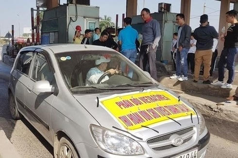 Xe dán biểu ngữ phản đối trạm thu phí BOT Bắc Thăng Long - Nội Bài.