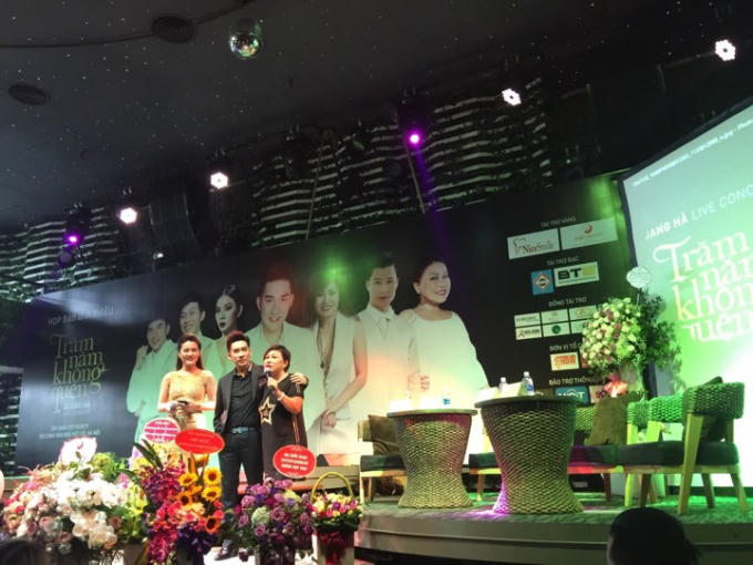 Ca sĩ Siu Black và Quang Hà tại buổi họp báo.