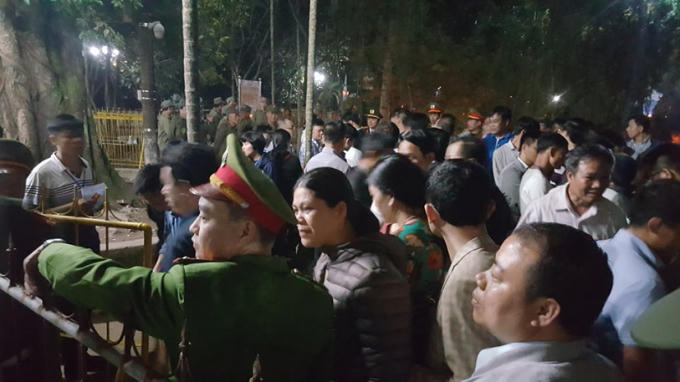 Trong khuôn viên đền Trần được thiết lập các hàng rào ngăn dòng người và được canh gác bởi lực lượng cảnh sát.