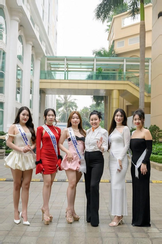 Nhà báo Huỳnh Ngọc Kim Trang - Trưởng BTC cuộc thi trao sash và chụp ảnh cùng các thí sinh.