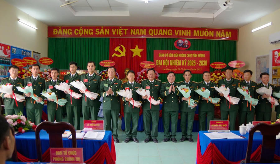 Thủ trưởng Bộ Chỉ huy BĐBP tỉnh tặng hoa chúc mừng Đại hội