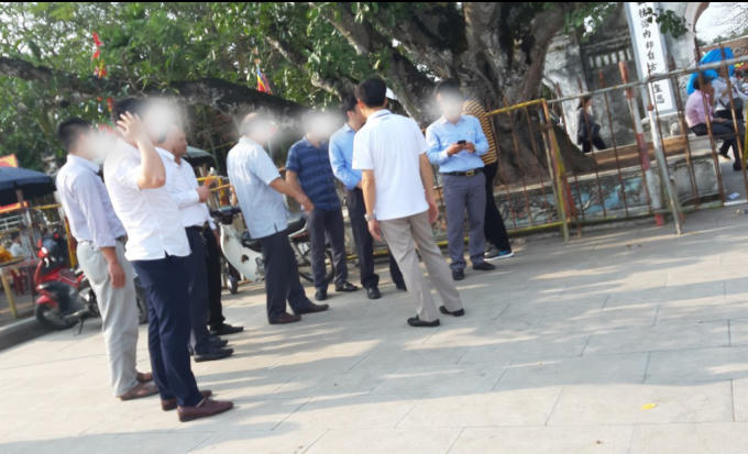 Đoàn khách từ phương xa đến.