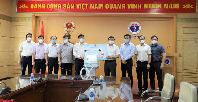 Bộ trưởng Bộ Y tế Nguyễn Thanh Long thay mặt ngành y tế tiếp nhận 200 máy thở phục vụ điều trị bệnh nhân COVID-19. (Ảnh: Nguyễn Nhiên)