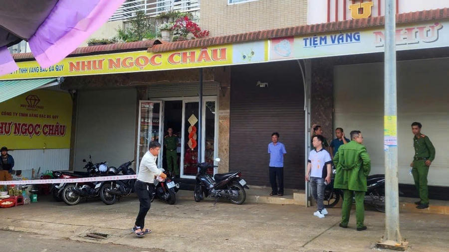 Cơ quan chức năng bảo vệ hiện trường, điều tra, truy xét đối tượng vụ cướp tiệm vàng. Ảnh: Công an tỉnh Lâm Đồng