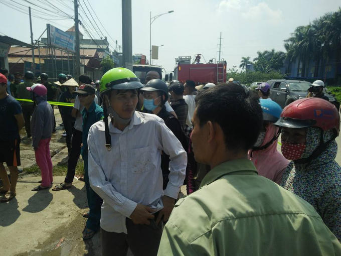 Nhiều người dân chứng kiến bằng hoàng với sự việc diễn ra.