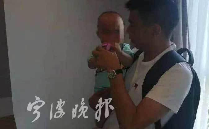 me-ban-dau-gia-con-sinh-doi-de-mua-dien-thoai-moi