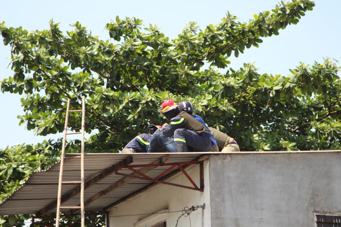 Phải tới hơn 11h trưa cùng ngày, đối tượng đã bị khuất phục và đưa xuống đất an toàn.