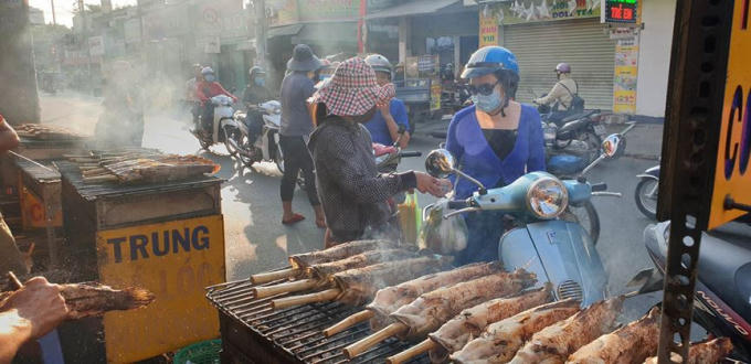 Nhiều người dân tranh thủ mua cá lúc sáng sớm về cúng.