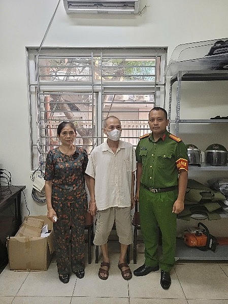 Người thân đón ông B.V.H tại trụ sở Công an phường.