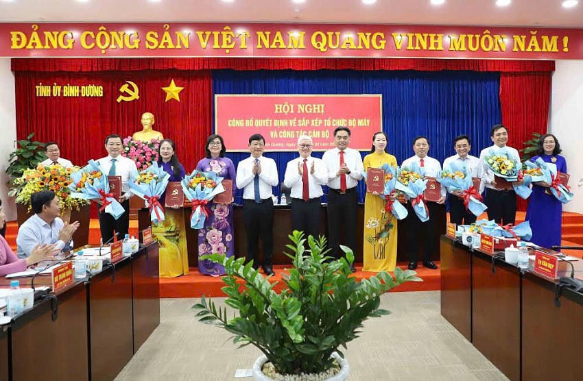 Tỉnh uỷ Bình Dương trao quyết định điều động, bổ nhiệm các cán bộ.