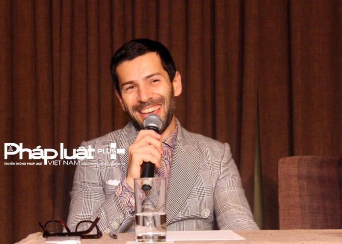 NTK Alexis Mabille tươi cười trả lời các câu hỏi của giới truyền thông Việt Nam. Ảnh: Đặng Ngọc Hưng