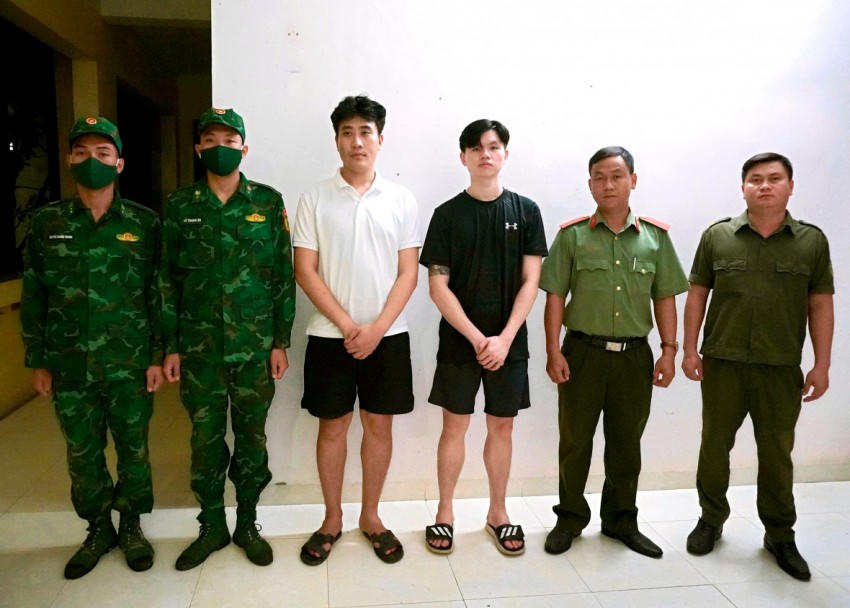 Hai đối tượng nhập cảnh trái phép do tổ công tác bắt giữ. Ảnh: Luận Quân Phương