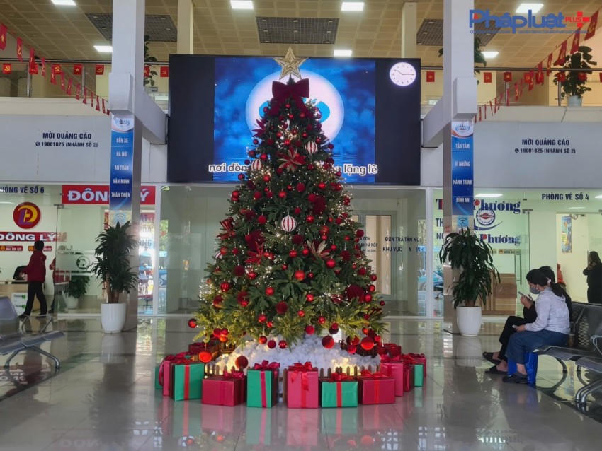 Không gian bến xe dịp cuối năm được trang hoàng bắt mắt.