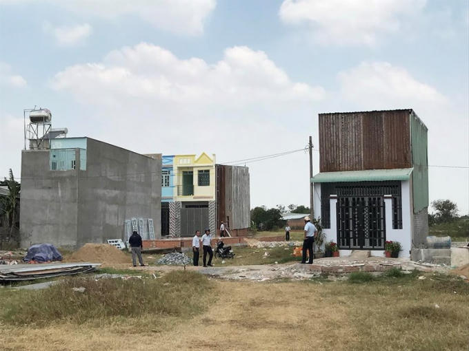 Những căn nhà xây dựng không phép tại xã Vĩnh Lộc A. Ảnh: VIỆT HOA.