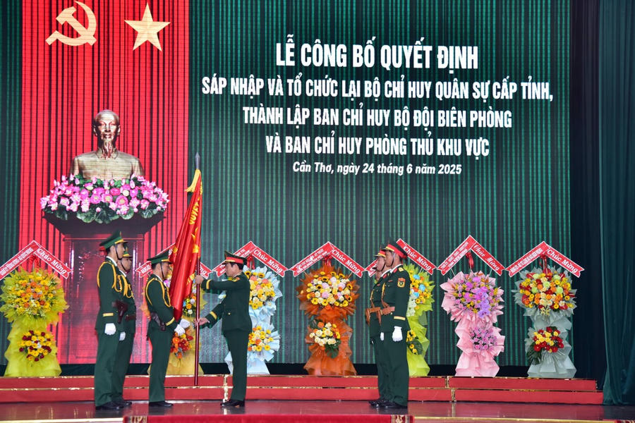 Đại tướng Nguyễn Tân Cương trao Quân kỳ Quyết thắng cho các đơn vị