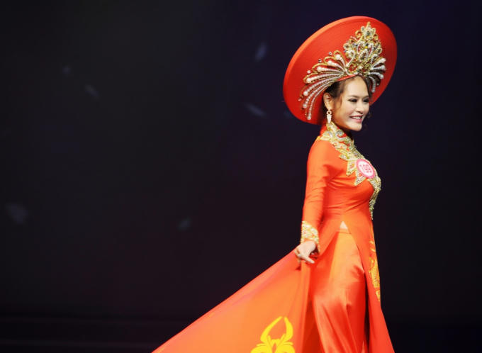 ...Và trang phục áo dài.