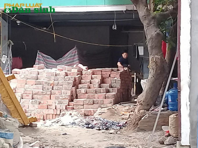 Một phần phía bên trong của công trình vẫn đang được xây dựng