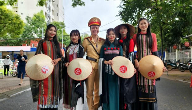 Cán bộ phục vụ tại lễ hội chung niềm vui với Các em thiếu niên các dân tộc trong tỉnh trình diễn thời trang “Tự hào bản sắc dân tộc” chào mừng Lễ quốc khánh 2/9.