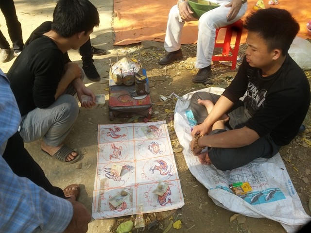 Tuy nhiên, tình trạng đánh bạc chơi tôm cua, cá bầu vẫn tồn tại, gây nên sự phản cảm giữa chốn thiền linh. (Ảnh: A.Thắng)