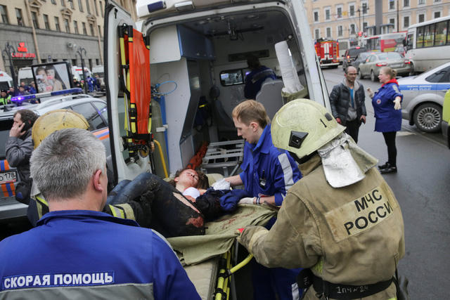 Một người bị thương trong vụ nổ trên ga tàu điện ngầm ở thành phố St. Petersburg của Nga được đưa ra xe cấp cứu (Ảnh: Reuters)