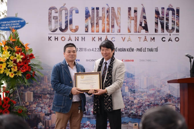 Ông Lê Quốc Khánh trao gấy chứng nhận bảo trợ cho triển lãm. (Ảnh: Vietnam cityscape group)