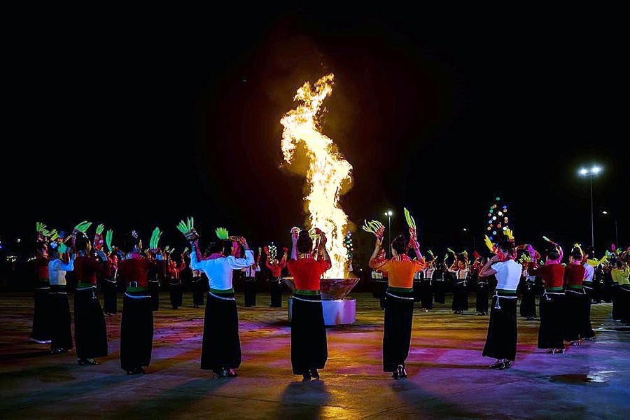 “Nghệ thuật xòe Thái” là hình thức sinh hoạt không thể thiếu trong đời sống văn hóa tinh thần, được hình thành và phát triển cùng với cộng đồng người Thái; phản ánh sự đa dạng văn hóa, mang thông điệp về sự cởi mở, thân thiện, đoàn kết; là sợi dây gắn kết cộng đồng - cốt lõi của bản sắc văn hóa dân tộc Thái ở khu vực Tây Bắc.