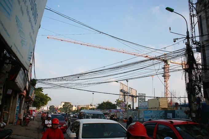 Cẩu tháp trên phố Lê Trọng Tấn